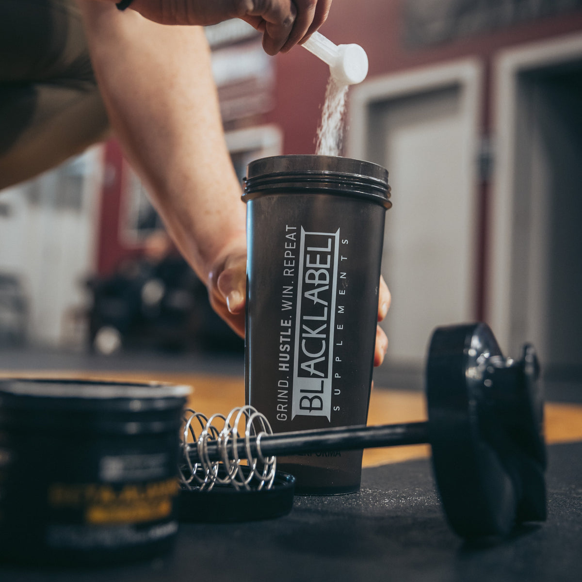 28 oz Shaker Bottle – Leak-Resistant Protein & Fitness Drink Mixer