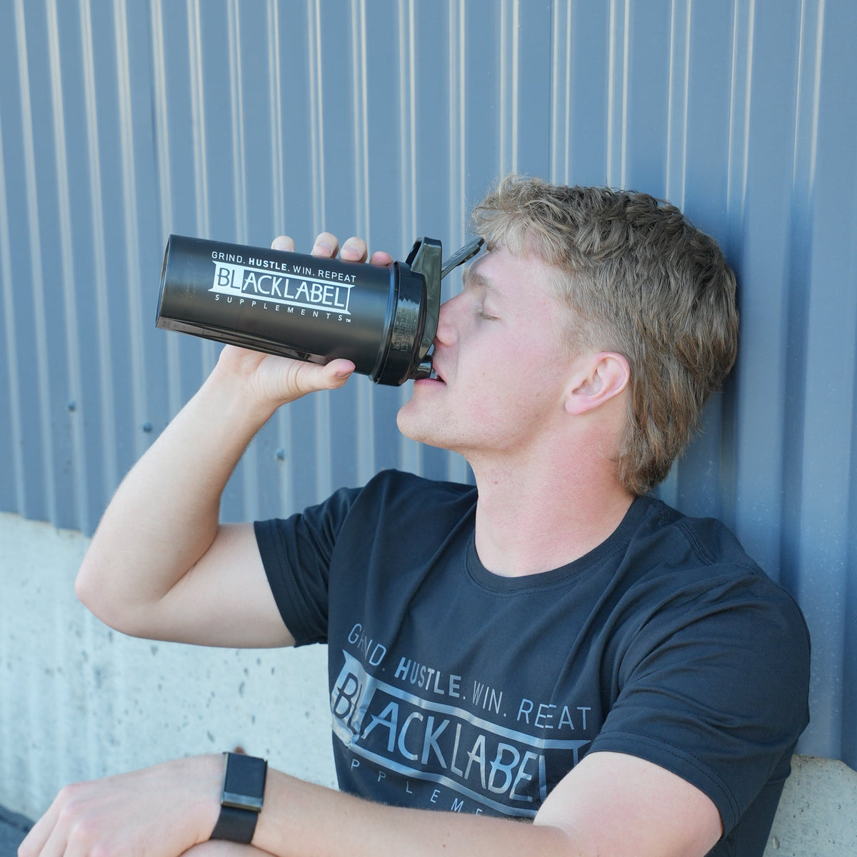 28 oz Shaker Bottle – Leak-Resistant Protein & Fitness Drink Mixer