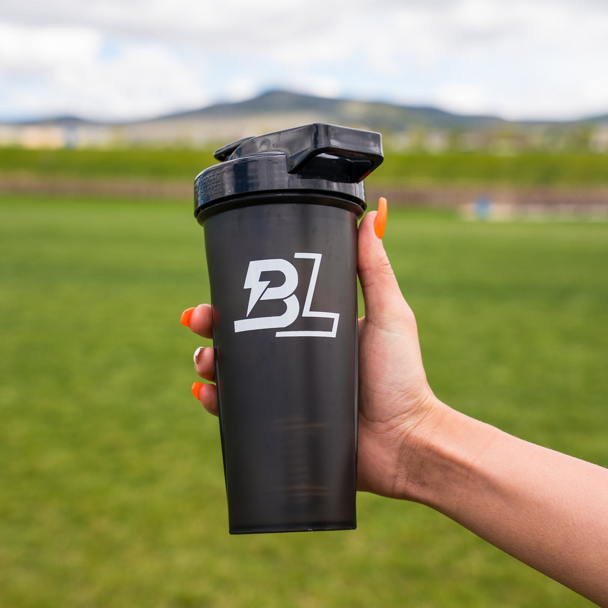 28 oz Shaker Bottle – Leak-Resistant Protein & Fitness Drink Mixer
